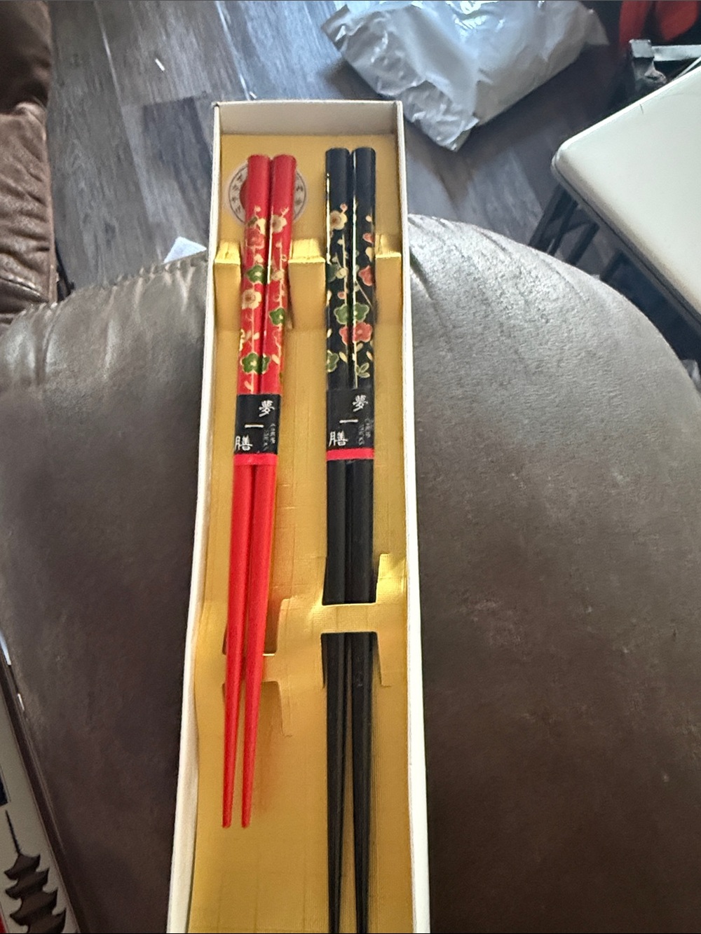 Decorative Floral Chopstick Pair Set - Red & Black